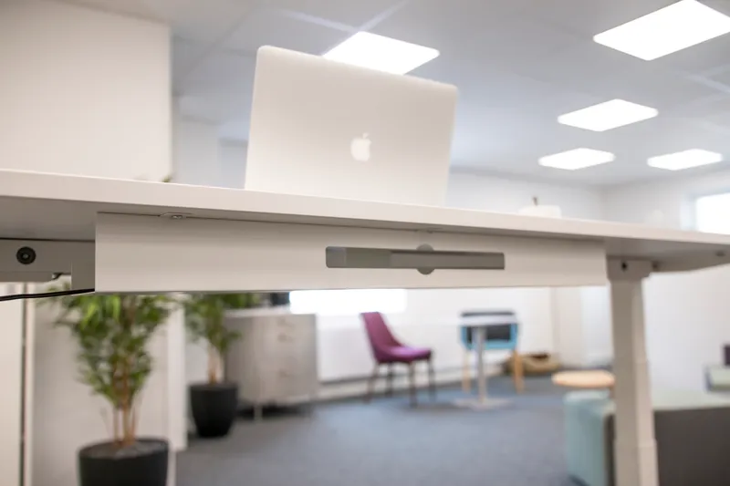Kabelränna Up & Down – Smart kabelhantering för höj- & sänkbara skrivbord — produktbild 2