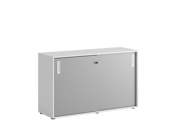 Origpic fe e — Småland Skjutdörrsskåp med plastfötter – Bredd 120 cm x Höjd 73,5 cm, Vit, grå eller ek. Från: