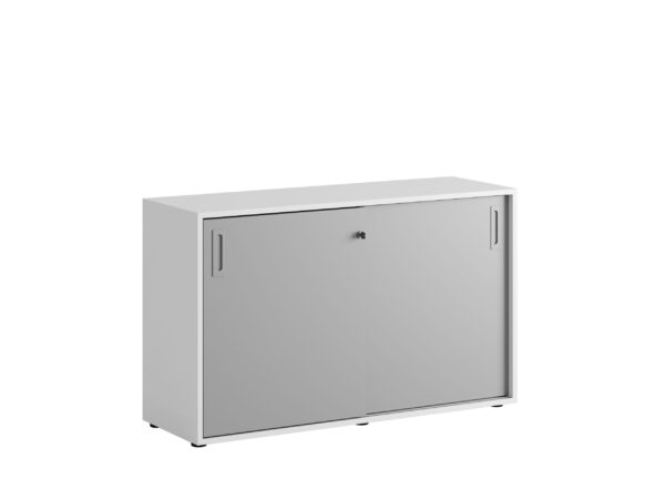 Origpic b — Småland Skjutdörrsskåp med plastfötter – Bredd 120 cm x Höjd 73,5 cm, Vit, grå eller ek. Från: