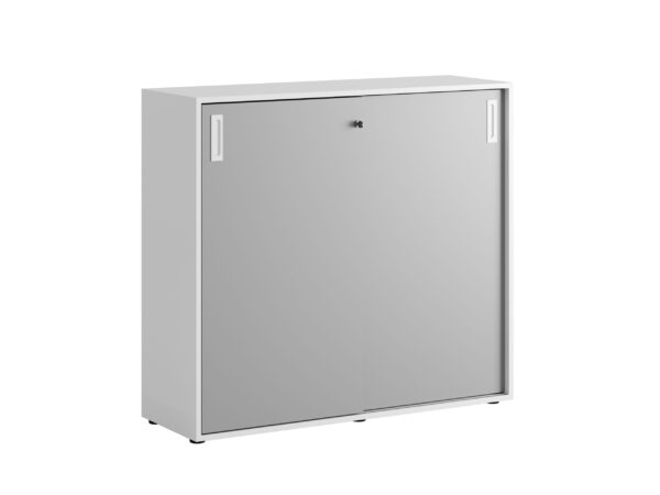 Origpic d — Småland Skjutdörrsskåp med plastfötter – Bredd 120 cm x Höjd 109 cm, Vit, grå eller ek. Från: