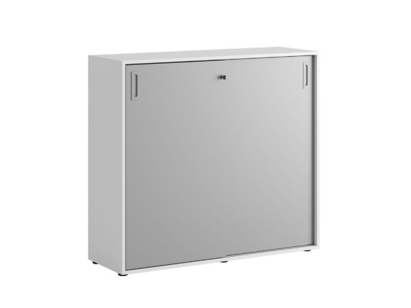 Origpic a ba — Småland Skjutdörrsskåp med plastfötter – Bredd 120 cm x Höjd 109 cm, Vit, grå eller ek. Från: