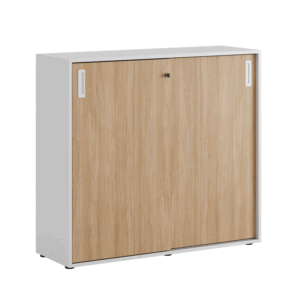 Origpic a e — Småland Skjutdörrsskåp med plastfötter – Bredd 120 cm x Höjd 109 cm, Vit, grå eller ek. Från: