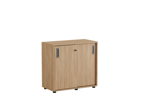 Origpic eca — Småland Skjutdörrskåp med plastfötter ek – Bredd 80 cm x Höjd 73,5 cm. Dörrar Vit, grå eller ek.