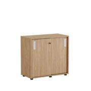 Origpic d — Småland Skjutdörrskåp med plastfötter ek – Bredd 80 cm x Höjd 73,5 cm. Dörrar Vit, grå eller ek.