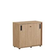 Origpic e fe — Småland Skjutdörrskåp med plastfötter ek – Bredd 80 cm x Höjd 73,5 cm. Dörrar Vit, grå eller ek