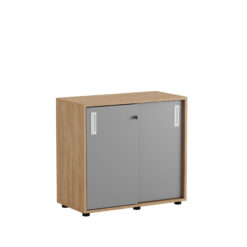 Origpic f — Småland Skjutdörrskåp med plastfötter ek – Bredd 80 cm x Höjd 73,5 cm. Dörrar Vit, grå eller ek.
