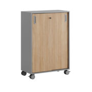 Origpic d e — Småland Skjutdörrskåp grå med hjul – 80×116 cm