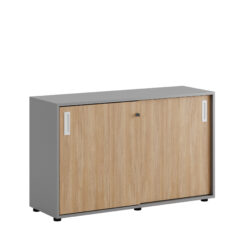 Origpic f — Småland Skjutdörrskåp grå med plastfötter – Bredd 120 cm x Höjd 73,5 cm, Vit, grå eller ek. Från: