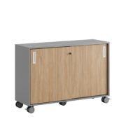 Origpic c d — Småland Skjutdörrskåp grå med hjul – Bredd 120 cm x Höjd 81 cm, Vit, grå eller ek. Från: