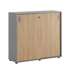 Origpic be — Småland Skjutdörrskåp grå med plastfötter – Bredd 120 cm x Höjd 109 cm, Vit, grå eller ek. Från: