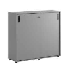 Origpic ac c — Småland Skjutdörrskåp grå med plastfötter – Bredd 120 cm x Höjd 109 cm, Vit, grå eller ek. Frå