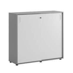 Origpic e — Småland Skjutdörrskåp grå med plastfötter – Bredd 120 cm x Höjd 109 cm, Vit, grå eller ek. Från: