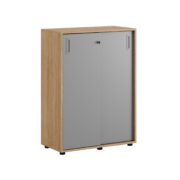 Origpic a — Småland Skjutdörrskåp ek med plastfötter – Bredd 80 cm x Höjd 109 cm, Vit, grå eller ek. Från: