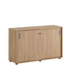Origpic e b — Småland Skjutdörrskåp ek med plastfötter – Bredd 120 cm x Höjd 73,5 cm, Vit, grå eller ek. Från: