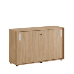 Origpic a — Småland Skjutdörrskåp ek med plastfötter – Bredd 120 cm x Höjd 73,5 cm, Vit, grå eller ek. Från:
