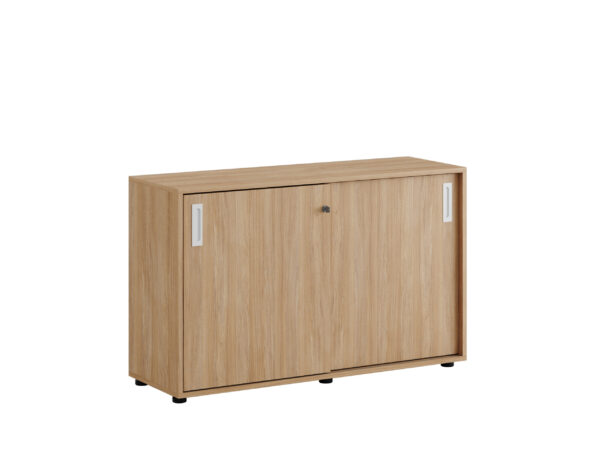 Origpic a — Småland Skjutdörrskåp ek med plastfötter – Bredd 120 cm x Höjd 73,5 cm, Vit, grå eller ek. Från: