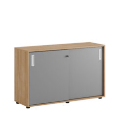 Origpic c f — Småland Skjutdörrskåp ek med plastfötter – Bredd 120 cm x Höjd 73,5 cm, Vit, grå eller ek. Från: