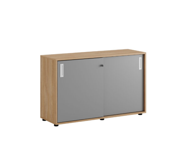 Origpic c f — Småland Skjutdörrskåp ek med plastfötter – Bredd 120 cm x Höjd 73,5 cm, Vit, grå eller ek. Från:
