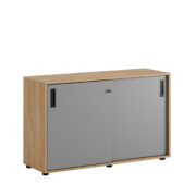 Småland Skjutdörrskåp ek med plastfötter – Bredd 120 cm x Höjd 73,5 cm, Vit, grå eller ek. Från: