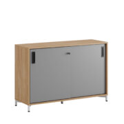 Origpic de — Småland Skjutdörrskåp ek med metallfötter – Bredd 120 cm x Höjd 80 cm, Vit, grå eller ek. Från: