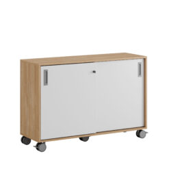Origpic b ed — Småland Skjutdörrskåp ek med hjul – 120×81 cm