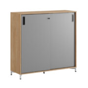 Origpic be — Småland Skjutdörrskåp ek med metallfötter – Bredd 120 cm x Höjd 115,5 cm, Vit, grå eller ek. Från