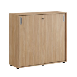 Origpic — Småland Skjutdörrskåp ek med plastfötter – Bredd 120 cm x Höjd 109 cm, Vit, grå eller ek. Från: