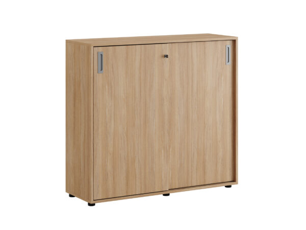Origpic — Småland Skjutdörrskåp ek med plastfötter – Bredd 120 cm x Höjd 109 cm, Vit, grå eller ek. Från:
