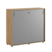 Origpic eb — Småland Skjutdörrskåp ek med plastfötter – Bredd 120 cm x Höjd 109 cm, Vit, grå eller ek. Från: