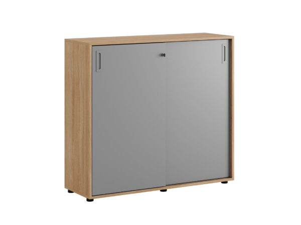 Origpic eb — Småland Skjutdörrskåp ek med plastfötter – Bredd 120 cm x Höjd 109 cm, Vit, grå eller ek. Från: