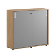 Origpic aa e — Småland Skjutdörrskåp ek med plastfötter – Bredd 120 cm x Höjd 109 cm, Vit, grå eller ek. Från: