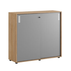 Origpic aa e — Småland Skjutdörrskåp ek med plastfötter – Bredd 120 cm x Höjd 109 cm, Vit, grå eller ek. Från: