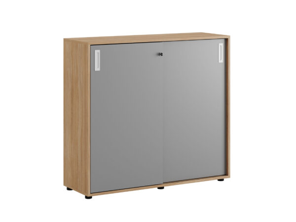 Origpic aa e — Småland Skjutdörrskåp ek med plastfötter – Bredd 120 cm x Höjd 109 cm, Vit, grå eller ek. Från: