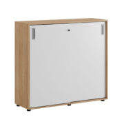 Origpic b db — Småland Skjutdörrskåp ek med plastfötter – Bredd 120 cm x Höjd 109 cm, Vit, grå eller ek. Från: