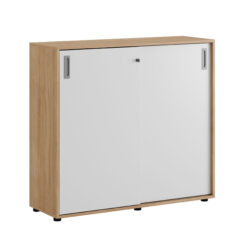 Origpic b db — Småland Skjutdörrskåp ek med plastfötter – Bredd 120 cm x Höjd 109 cm, Vit, grå eller ek. Från: