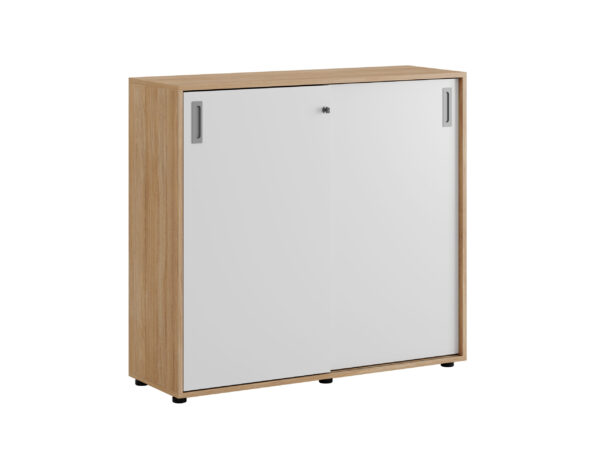 Origpic b db — Småland Skjutdörrskåp ek med plastfötter – Bredd 120 cm x Höjd 109 cm, Vit, grå eller ek. Från: