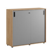 Origpic bd — Småland Skjutdörrskåp ek med plastfötter – Bredd 120 cm x Höjd 109 cm, Vit, grå eller ek. Från: