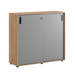 Origpic bd — Småland Skjutdörrskåp ek med plastfötter – Bredd 120 cm x Höjd 109 cm, Vit, grå eller ek. Från: