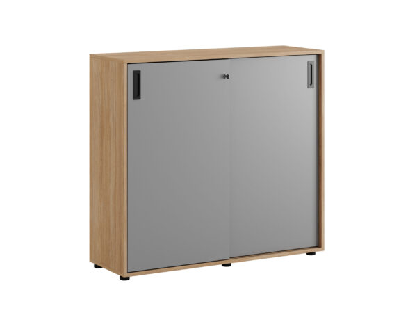 Origpic bd — Småland Skjutdörrskåp ek med plastfötter – Bredd 120 cm x Höjd 109 cm, Vit, grå eller ek. Från: