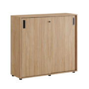 Origpic be — Småland Skjutdörrskåp ek med plastfötter – Bredd 120 cm x Höjd 109 cm, Vit, grå eller ek. Från: