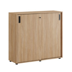 Origpic be — Småland Skjutdörrskåp ek med plastfötter – Bredd 120 cm x Höjd 109 cm, Vit, grå eller ek. Från: