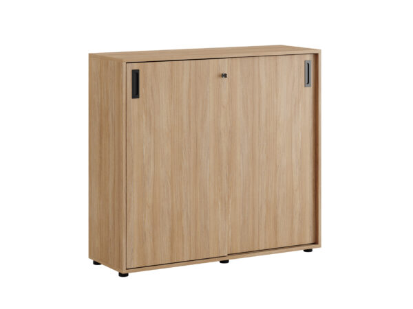 Origpic be — Småland Skjutdörrskåp ek med plastfötter – Bredd 120 cm x Höjd 109 cm, Vit, grå eller ek. Från: