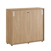 Origpic db fe — Småland Skjutdörrskåp ek med plastfötter – Bredd 120 cm x Höjd 109 cm, Vit, grå eller ek. Från