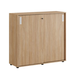 Origpic db fe — Småland Skjutdörrskåp ek med plastfötter – Bredd 120 cm x Höjd 109 cm, Vit, grå eller ek. Från