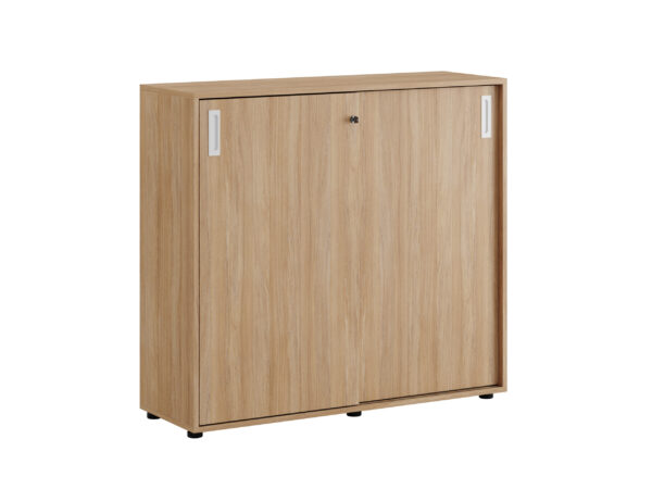 Origpic db fe — Småland Skjutdörrskåp ek med plastfötter – Bredd 120 cm x Höjd 109 cm, Vit, grå eller ek. Från