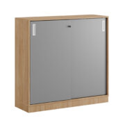 Origpic c f a — Småland skjutdörrskåp ek med sockel – Bredd 120 cm x Höjd 115,5 cm, Vit, grå eller ek. Från: