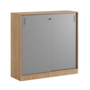 Origpic c e — Småland skjutdörrskåp ek med sockel – Bredd 120 cm x Höjd 115,5 cm, Vit, grå eller ek. Från: