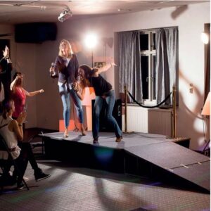 Origpic — Fällbar scen på hjul med halkfri matta – portabel och professionell scenlösning