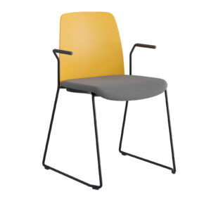 Origpic b de — Choice – Stol med tygsits, plastrygg , svarta medar och armstöd.