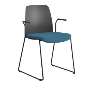 Origpic a f — Choice – Stol med tygsits, plastrygg , svarta medar och armstöd.